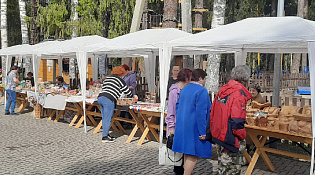 Уважаемые шарьинцы! В Городском Парке уже открылась Пасхальная ярмарка.